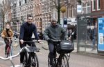 Amsterdam 17 februari 2021
Kenneth Perez op zijn electrische v Moof fiets met een kennis in Amsterdam zuid.