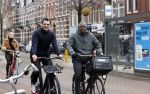 Amsterdam 17 februari 2021
Kenneth Perez op zijn electrische v Moof fiets met een kennis in Amsterdam zuid.