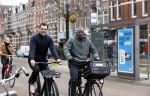 Amsterdam 17 februari 2021
Kenneth Perez op zijn electrische v Moof fiets met een kennis in Amsterdam zuid.