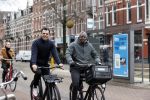 Amsterdam 17 februari 2021
Kenneth Perez op zijn electrische v Moof fiets met een kennis in Amsterdam zuid.