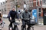 Amsterdam 17 februari 2021
Kenneth Perez op zijn electrische v Moof fiets met een kennis in Amsterdam zuid.