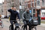 Amsterdam 17 februari 2021
Kenneth Perez op zijn electrische v Moof fiets met een kennis in Amsterdam zuid.