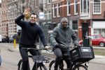 Amsterdam 17 februari 2021
Kenneth Perez op zijn electrische v Moof fiets met een kennis in Amsterdam zuid.
