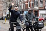 Amsterdam 17 februari 2021
Kenneth Perez op zijn electrische v Moof fiets met een kennis in Amsterdam zuid.