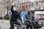 Amsterdam 17 februari 2021
Kenneth Perez op zijn electrische v Moof fiets met een kennis in Amsterdam zuid.