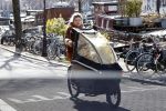 Amsterdam 6 maart 2021
Lauren Verster met de bakfiets met daarin haar 2 kinderen