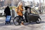 Amsterdam 6 maart 2021
Lauren Verster met de bakfiets met daarin haar 2 kinderen