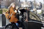Amsterdam 6 maart 2021
Lauren Verster met de bakfiets met daarin haar 2 kinderen