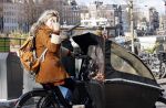 Amsterdam 6 maart 2021
Lauren Verster met de bakfiets met daarin haar 2 kinderen