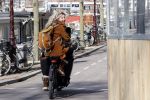 Amsterdam 6 maart 2021
Lauren Verster met de bakfiets met daarin haar 2 kinderen