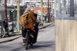 Amsterdam 6 maart 2021
Lauren Verster met de bakfiets met daarin haar 2 kinderen