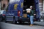 Amsterdam 5 maart 2021
Marieke Elsinga en haar vriend Sander verhuizen naar hun nieuwe huis . De studenten verhuizer verhuist ze.