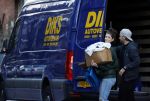Amsterdam 5 maart 2021
Marieke Elsinga en haar vriend Sander verhuizen naar hun nieuwe huis . De studenten verhuizer verhuist ze.