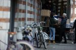 Amsterdam 5 maart 2021
Marieke Elsinga en haar vriend Sander verhuizen naar hun nieuwe huis . De studenten verhuizer verhuist ze.