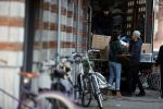 Amsterdam 5 maart 2021
Marieke Elsinga en haar vriend Sander verhuizen naar hun nieuwe huis . De studenten verhuizer verhuist ze.