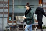 Amsterdam 5 maart 2021
Marieke Elsinga en haar vriend Sander verhuizen naar hun nieuwe huis . De studenten verhuizer verhuist ze.