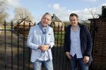 Hengelo 27 februari 2021
Op bezoekbij Martien Meiland die zijn huis verkocht heeft.
Ook spraken wij div mensen in Hengelo die het allemaal heel jammer vinden dat de familie Meiland vertrekt uit Hengelo. We spraken Dave v Aken Luuk Stam Lynet Tiggeloven en Marco Jansen. Martien met story journalist Nick Dijkman