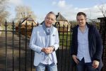 Hengelo 27 februari 2021
Op bezoekbij Martien Meiland die zijn huis verkocht heeft.
Ook spraken wij div mensen in Hengelo die het allemaal heel jammer vinden dat de familie Meiland vertrekt uit Hengelo. We spraken Dave v Aken Luuk Stam Lynet Tiggeloven en Marco Jansen. Martien met story journalist Nick Dijkman