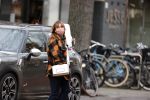 Amsterdam 18 februari 2021
Nada v Nie doet boodschappen op straat