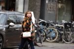 Amsterdam 18 februari 2021
Nada v Nie doet boodschappen op straat