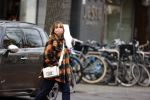 Amsterdam 18 februari 2021
Nada v Nie doet boodschappen op straat