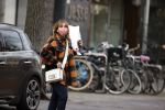 Amsterdam 18 februari 2021
Nada v Nie doet boodschappen op straat