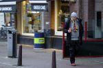 Amsterdam 4 maart 2021
Peter Faber zit elke ochtend tijdens corona bij cafe Kobalt op terras.
