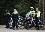 Amsterdam 21 februari 2021
Geert Wilders met zijn beveiliging in het vondelpark bij VondelCS. Veel politie aanwezig