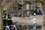 Amsterdam 21 februari 2021
Geert Wilders met zijn beveiliging in het vondelpark bij VondelCS. Veel politie aanwezig