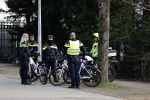 Amsterdam 21 februari 2021
Geert Wilders met zijn beveiliging in het vondelpark bij VondelCS. Veel politie aanwezig