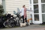 Vinkeveen 15 en 16 oktober 2019
Rachel Hazes in Vinkeveen . Er komen een koerier en een honden uitlaatservice bij haar aan de deur.