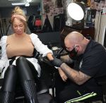Eindhoven, 6 maart 2021
Barbie laat de naam van de jongste zoon tattoeren bij Danny van Dannyâ€™s Tattoo
