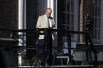 Amsterdam 26 februari 2021
Theo Hiddema in het zonnetje voor zijn huis.