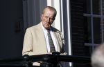 Amsterdam 26 februari 2021
Theo Hiddema in het zonnetje voor zijn huis.