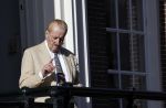 Amsterdam 26 februari 2021
Theo Hiddema in het zonnetje voor zijn huis.