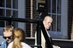 Amsterdam 26 februari 2021
Theo Hiddema in het zonnetje voor zijn huis.