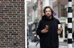 Amsterdam 4 maart 2021
Thomas Dekker met koffietje op straat.