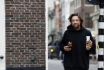 Amsterdam 4 maart 2021
Thomas Dekker met koffietje op straat.