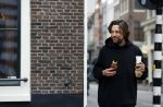 Amsterdam 4 maart 2021
Thomas Dekker met koffietje op straat.