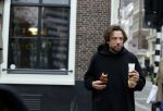 Amsterdam 4 maart 2021
Thomas Dekker met koffietje op straat.