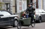 Amsterdam 25 februari 2021
Tjeerd Oosterhuis met zijn dochters op de bakfiets in Amsterdam
