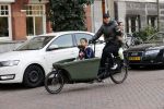 Amsterdam 25 februari 2021
Tjeerd Oosterhuis met zijn dochters op de bakfiets in Amsterdam