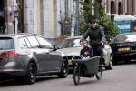 Amsterdam 25 februari 2021
Tjeerd Oosterhuis met zijn dochters op de bakfiets in Amsterdam