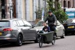 Amsterdam 25 februari 2021
Tjeerd Oosterhuis met zijn dochters op de bakfiets in Amsterdam