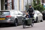 Amsterdam 25 februari 2021
Tjeerd Oosterhuis met zijn dochters op de bakfiets in Amsterdam