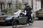 Amsterdam 25 februari 2021
Tjeerd Oosterhuis met zijn dochters op de bakfiets in Amsterdam