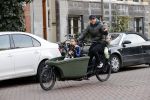 Amsterdam 25 februari 2021
Tjeerd Oosterhuis met zijn dochters op de bakfiets in Amsterdam