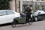 Amsterdam 25 februari 2021
Tjeerd Oosterhuis met zijn dochters op de bakfiets in Amsterdam
