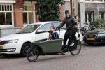 Amsterdam 25 februari 2021
Tjeerd Oosterhuis met zijn dochters op de bakfiets in Amsterdam