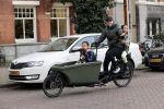 Amsterdam 25 februari 2021
Tjeerd Oosterhuis met zijn dochters op de bakfiets in Amsterdam
